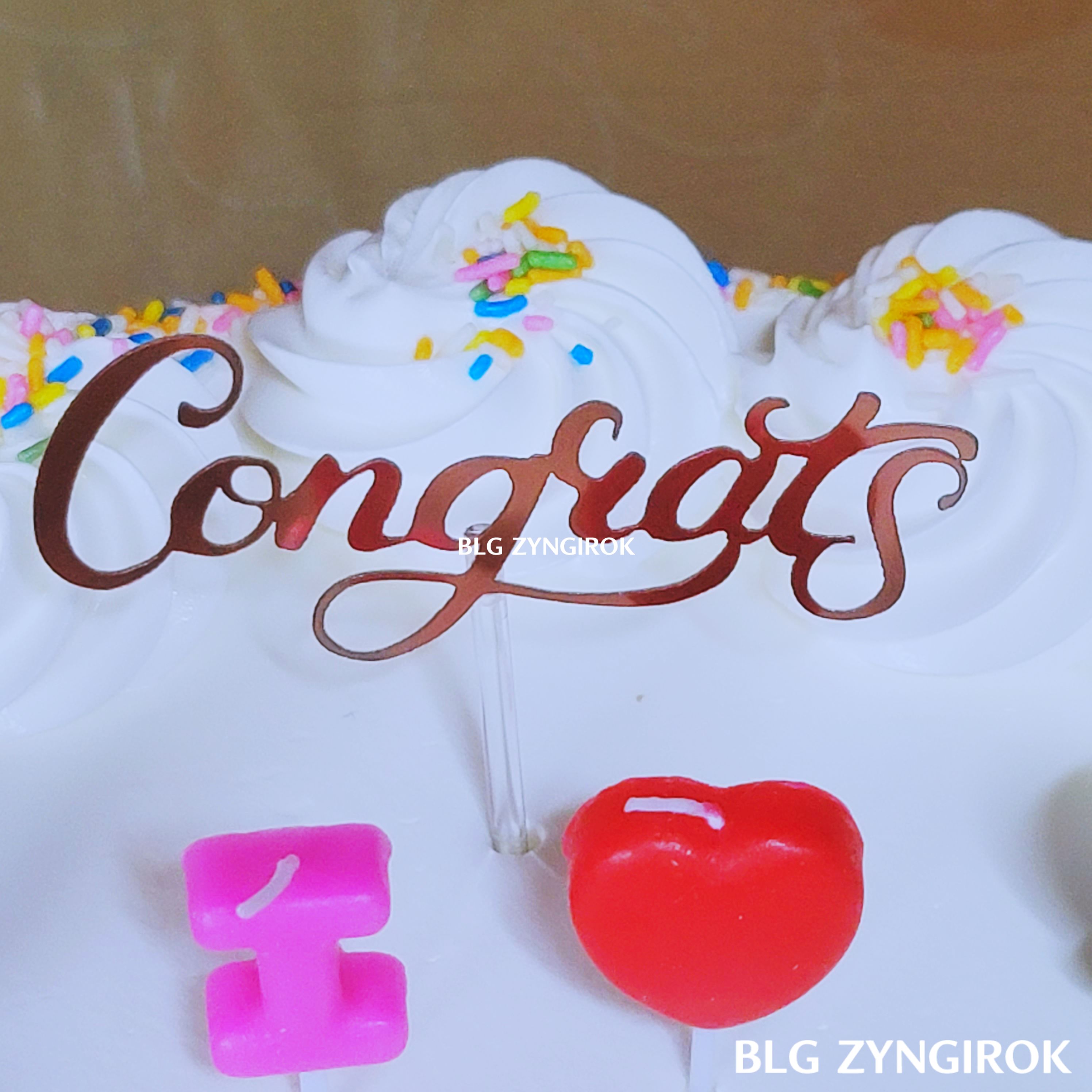 코스트코-케익에-꽃혀있는-congrats-토퍼이다.