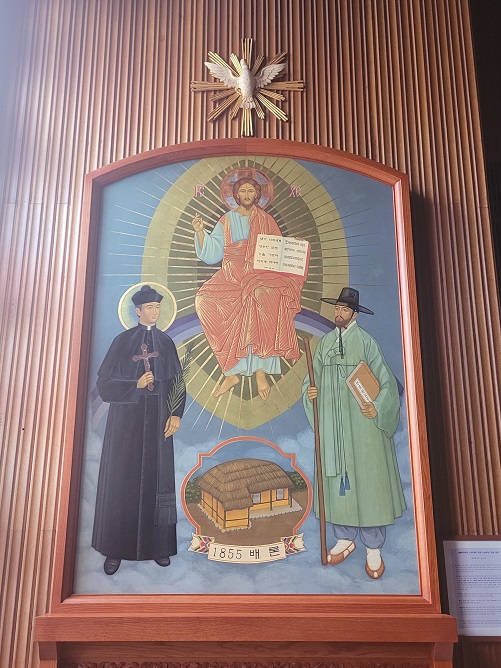 서울 가톨릭대학교 성신교정 성당 안에 있는 그림입니다. 가운데는 예수님, 왼쪽은 성 김대건 안드레아 사제 그리고 오른쪽은 가경자 최양업 사제입니다.