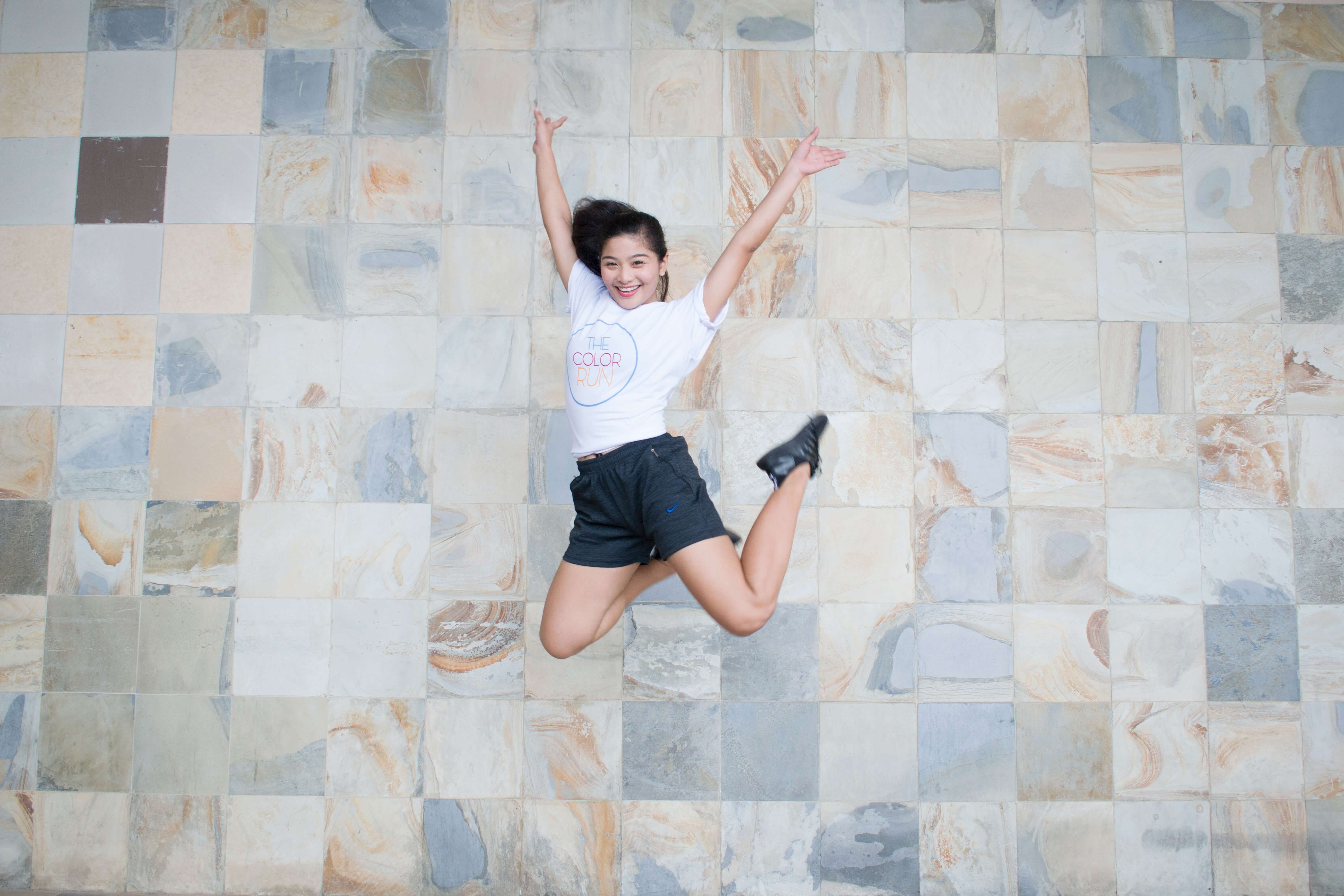 젊은 여성이 높이 점프하는 장면