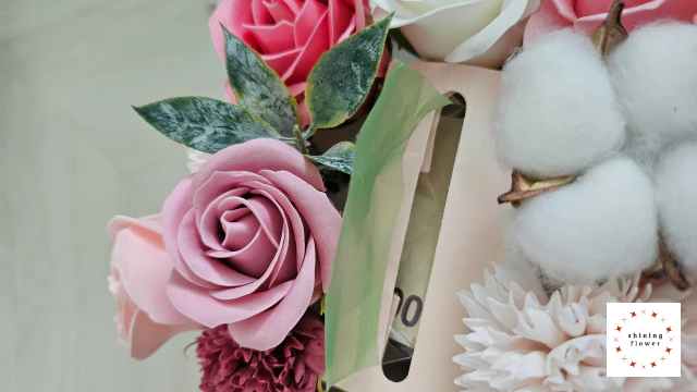 비누꽃 용돈케이크-돌돌 말린 용돈비닐을 종이상자에 넣기