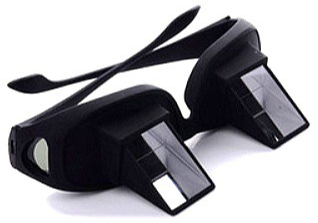 프리즘 구조가 적용된 누워서 TV 보는 안경, 검은색 프레임 디자인의 생활 아이디어 제품