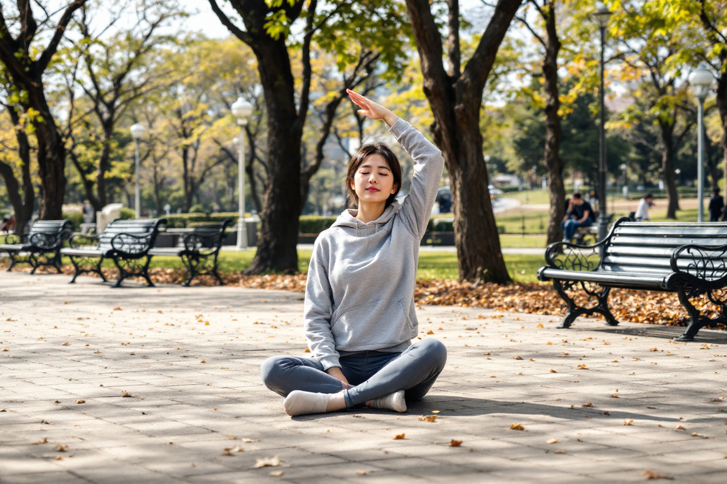 공원에서 요가하는 여성