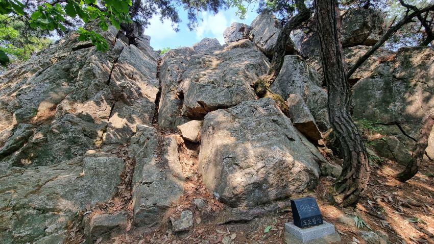 제2봉 암봉의 위용, 바위 위로 올라가는 길이 안보임,