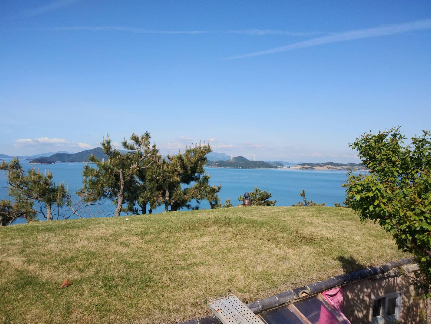 바다 보이는 흙집의 풍경