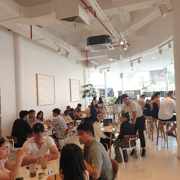 카페 안 사람들로 가득 차있다. 흰색 인테리어로 천장 바닥 모두 흰색