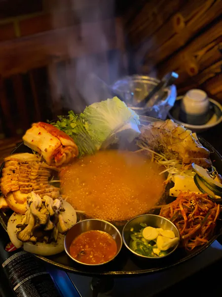 생생정보 대결 맛 대 맛 철판 삼겹살 해물 전골 vs 철판 오겹살 수육 한 상 음식점 위치