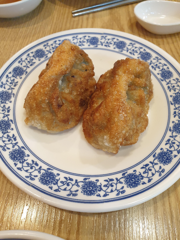 겉면을 보면 굉장히 바삭해보인다. 속이 차서 초록색 소가 보인다.