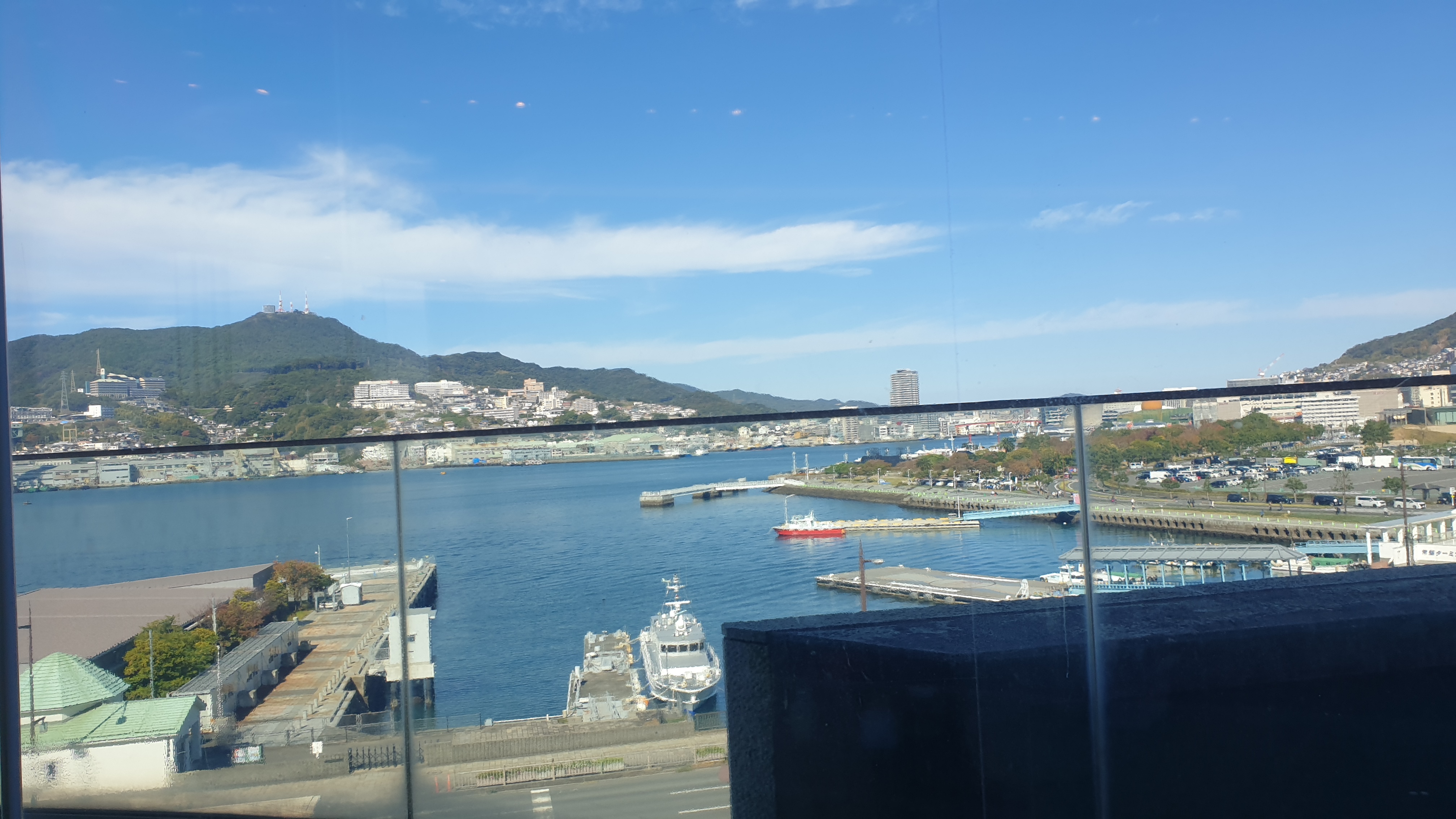 식당에서 바라본 바다의 풍경