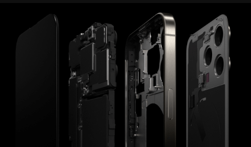 검정배경위에 아이폰이 4부분으로 분리된 아이폰