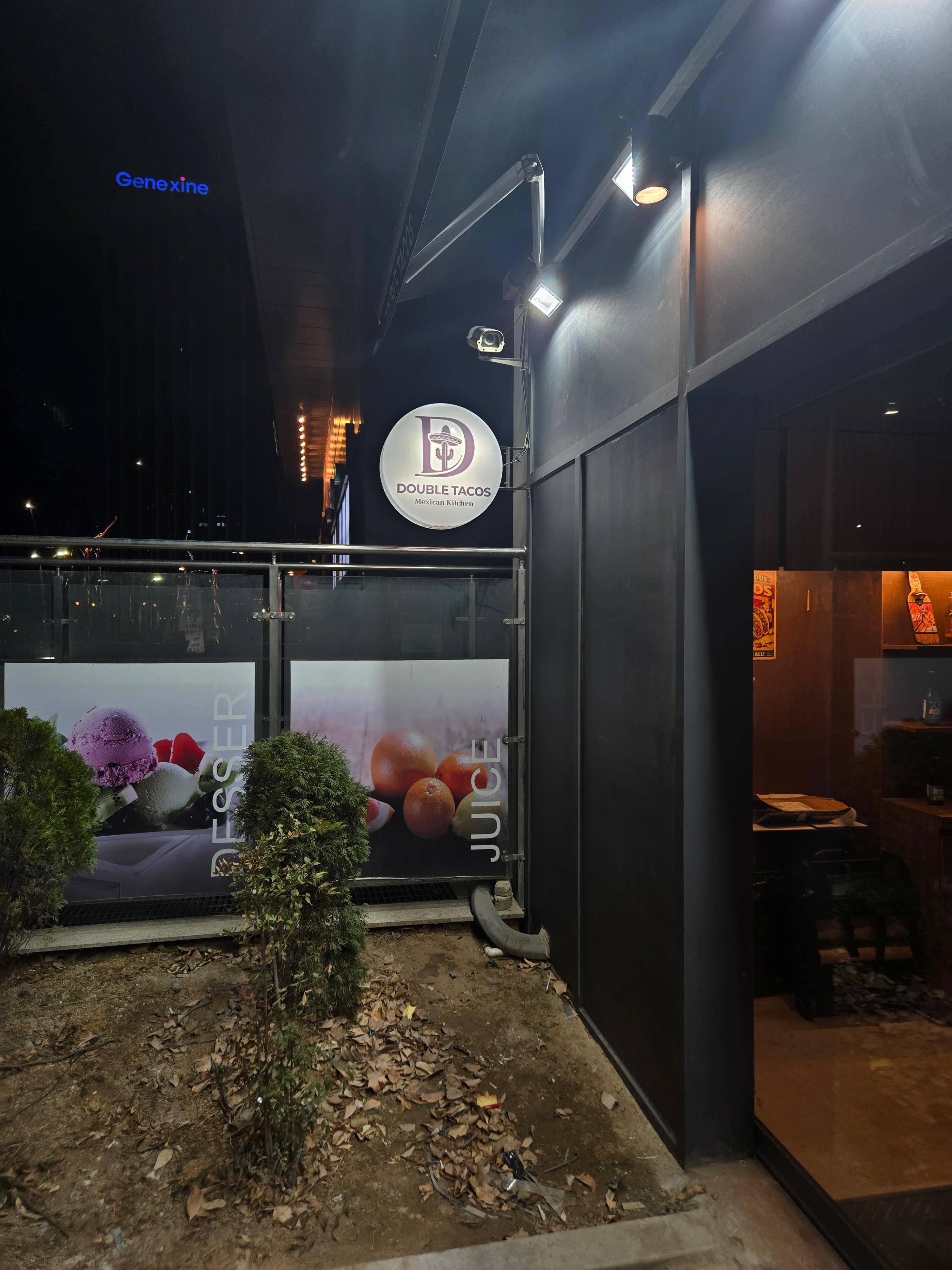 더블 타코의 고급진 입구 모습