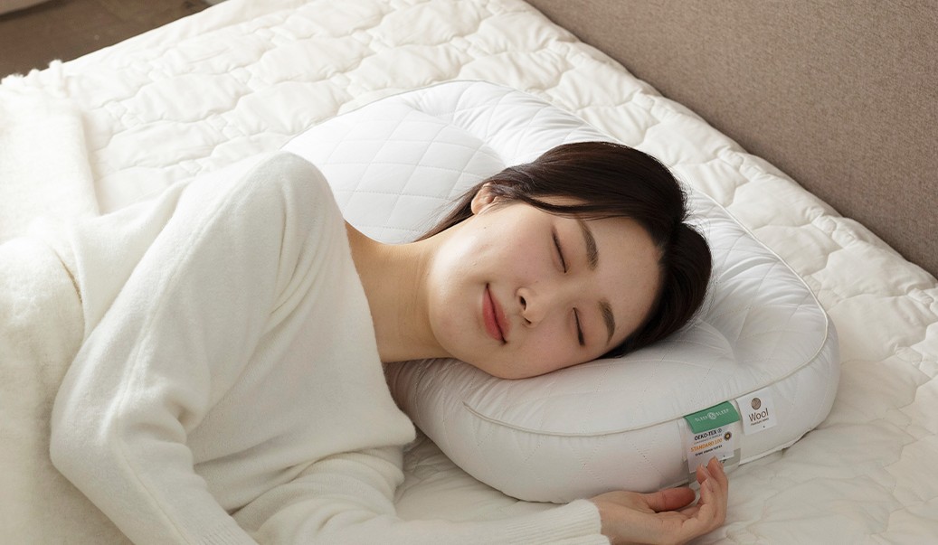 한-여성이-아이유-베게를-베고-자고-있습니다.