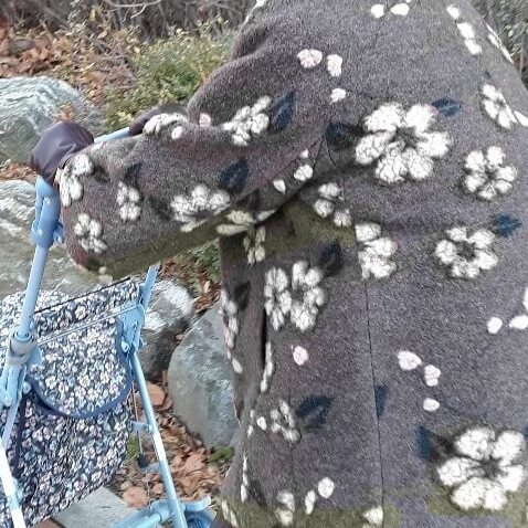 보행기에-의지해-걸어가는-노인