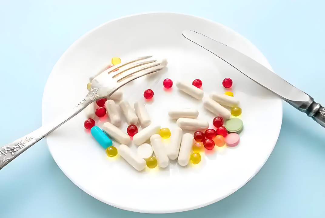 접시에 다이어트 보조제 담은 사진