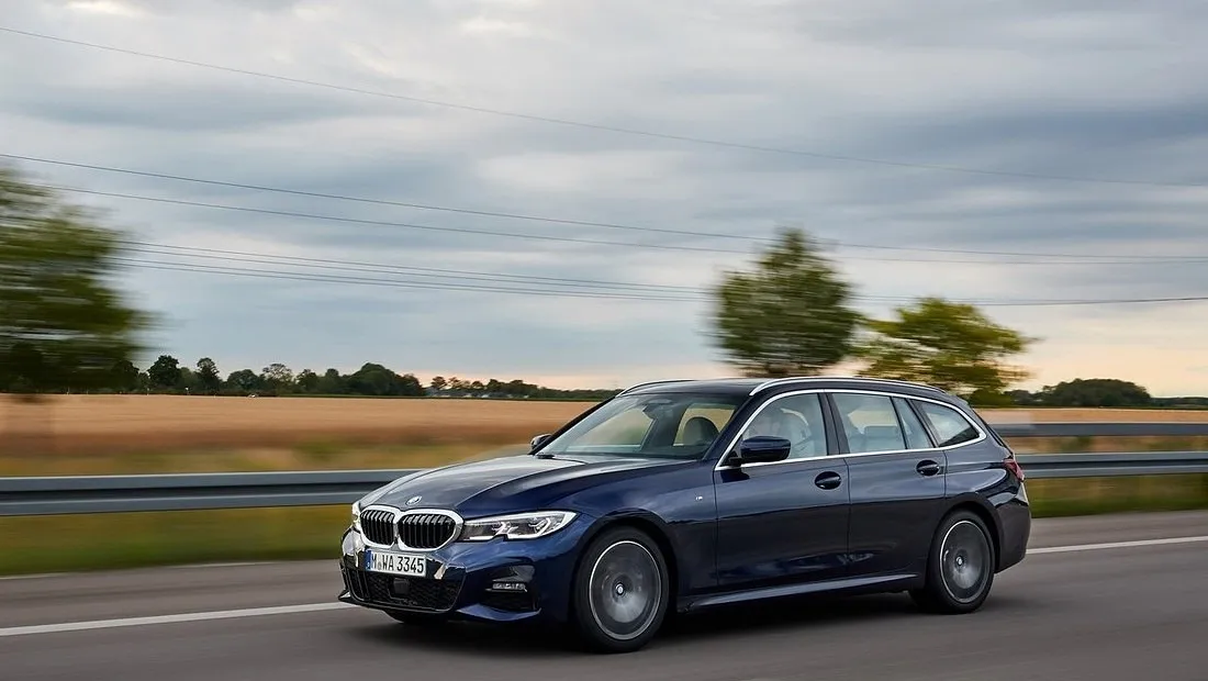 BMW 320i 3시리즈 투어링 가격 실구매가 모의견적 제원 옵션 카탈로그 외관 디자인 내부 색상 디자인 인테리어 편의사양 안전사양 총정리