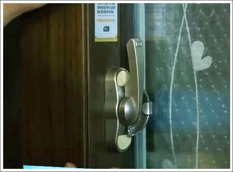 창틀의 잠금장치를 꼭 잠근다.