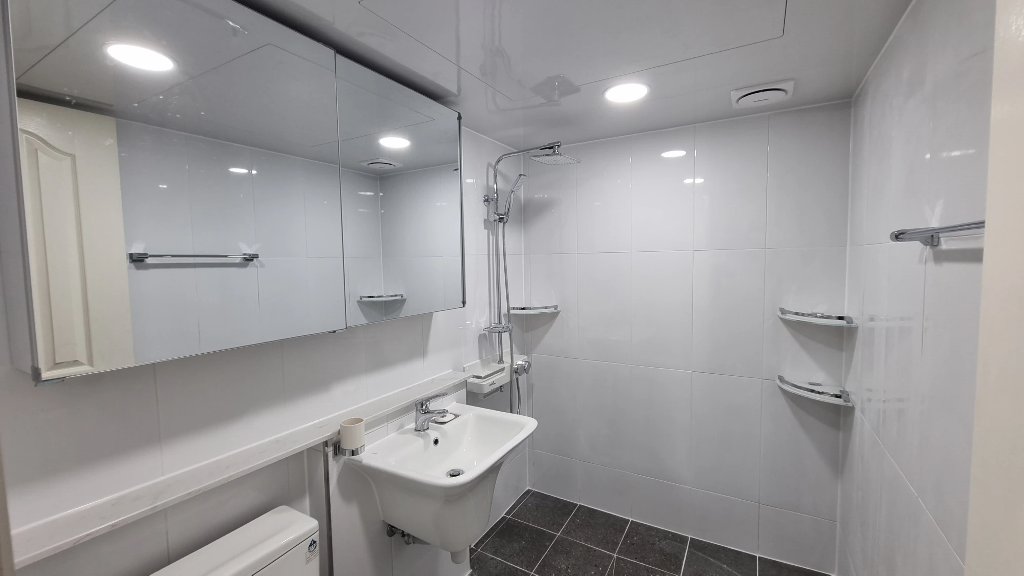 화장실 리모델링 공사 완료 모습