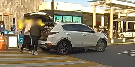 휴게소에 쓰레기 무단 투기하는 청년들