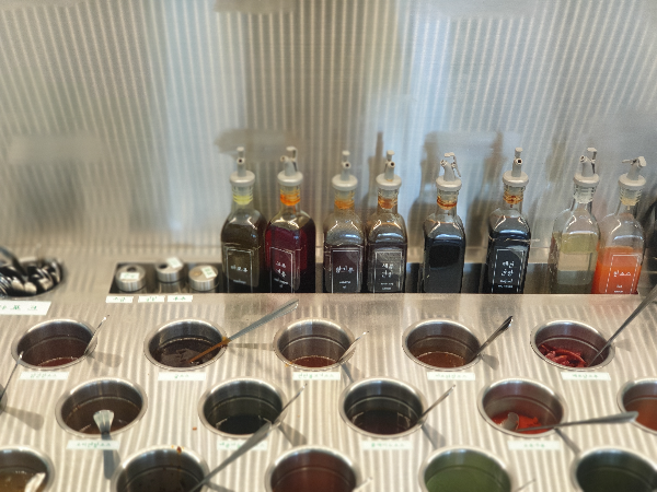 다양한 소스들이 놓여있다. 일부는 병으로 일부는 국자로 뜨는 시스템