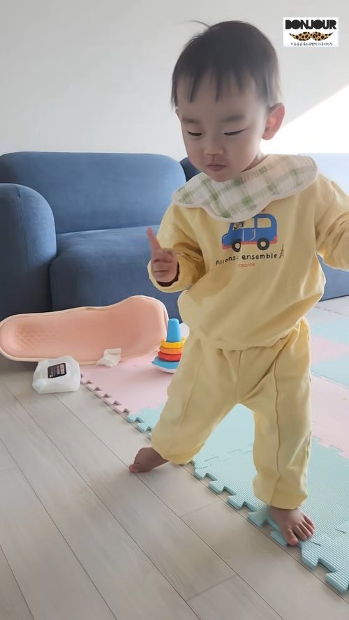 18개월 아기 첫 독립보행 성공 모습 1