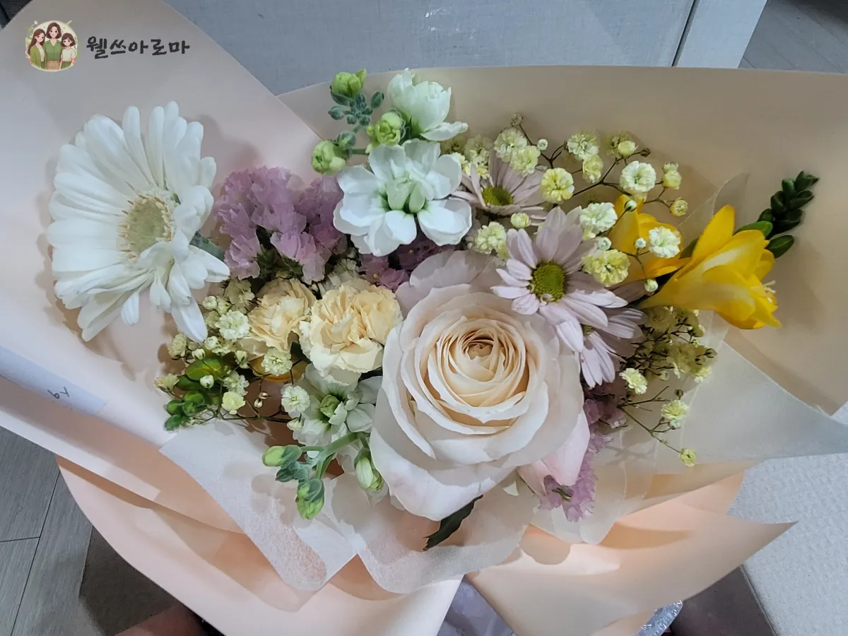 온라인주문-생화꽃다발-장미와국화-프리지아-안개꽃