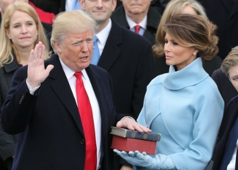 도널드트럼프대통령 성경에 손을 얹고 선서