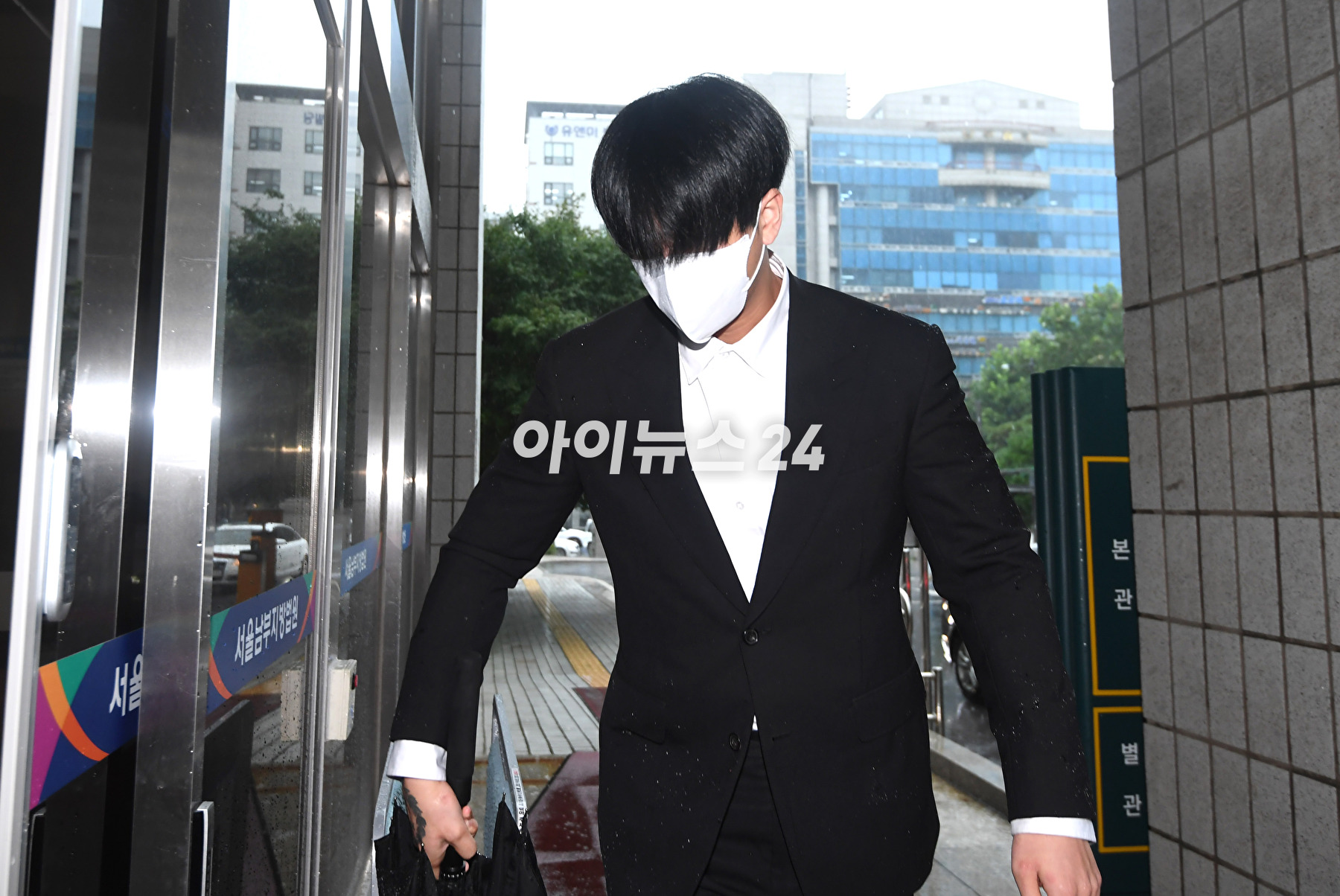 병역 비리 혐의로 재판에 넘겨진 래퍼 라비(본명 김원식)가 10일 오후 서울남부지방법원에서 열린 병역법 위반 등 혐의 1심 선고 기일에 출석하고 있다. [사진=정소희 기자]