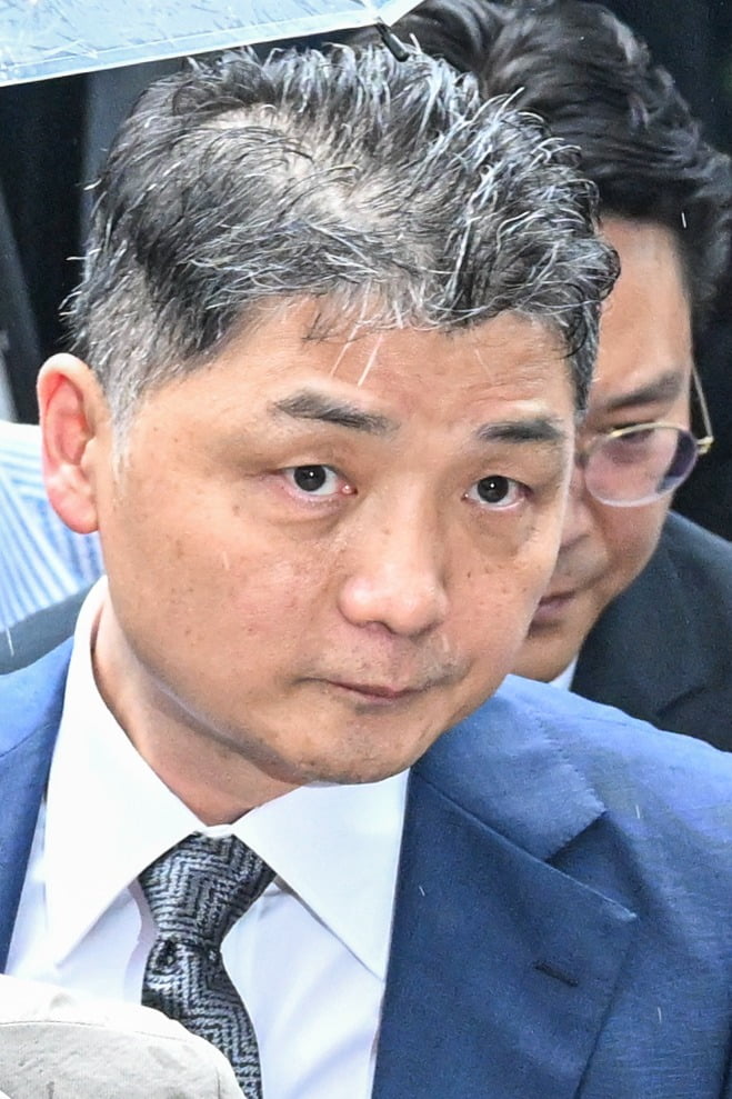 김범수 카카오 경영쇄신위원장이 7월 22일 서울 양천구 남부지방법원에서 구속 전 피의자 심문(영장실질심사)에 출석하고 있다.