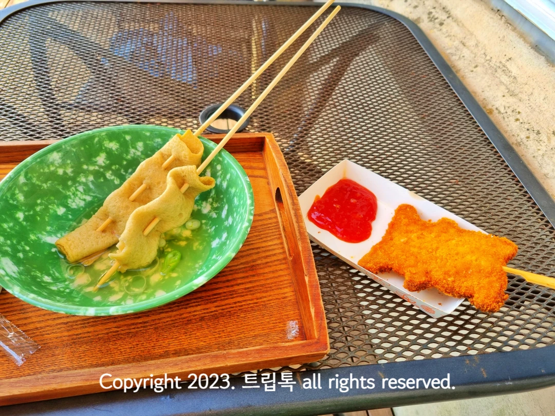 초록색 옛날 분식점 그릇에 어묵과 피카츄 모양의 돈까스