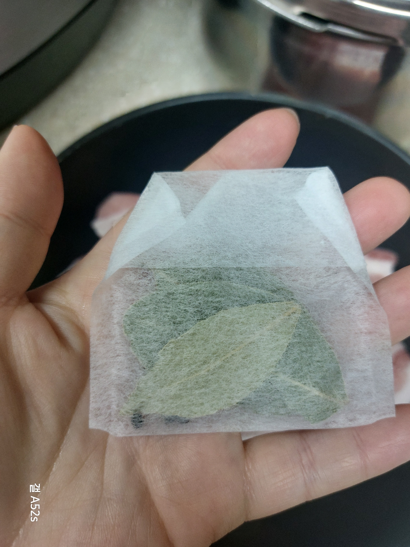 원내동 더마트 수육용 삼겹살 구매하면서 받은 통후추랑 월계수잎