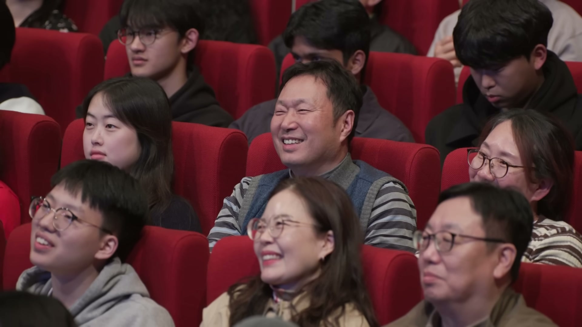 OECD 고용률 우상향 그래프 또는 노동시장 통계를 묘사하는 슬라이드.