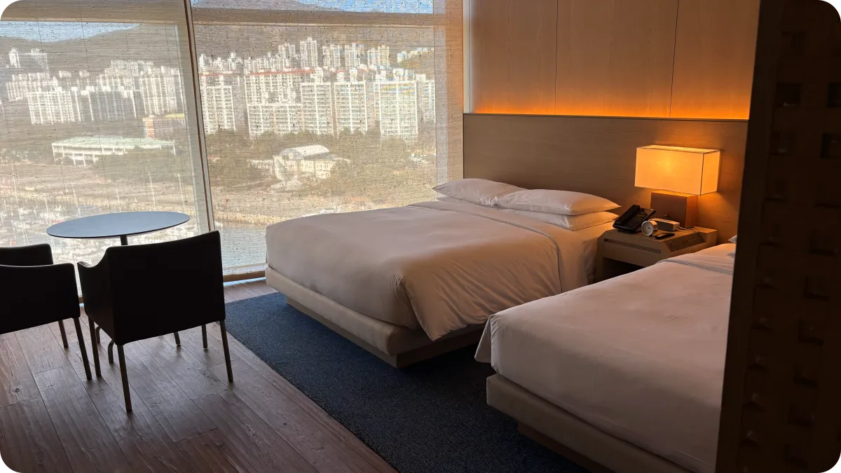 퀸 사이즈 1개와 싱글 사이즈 1개 침대