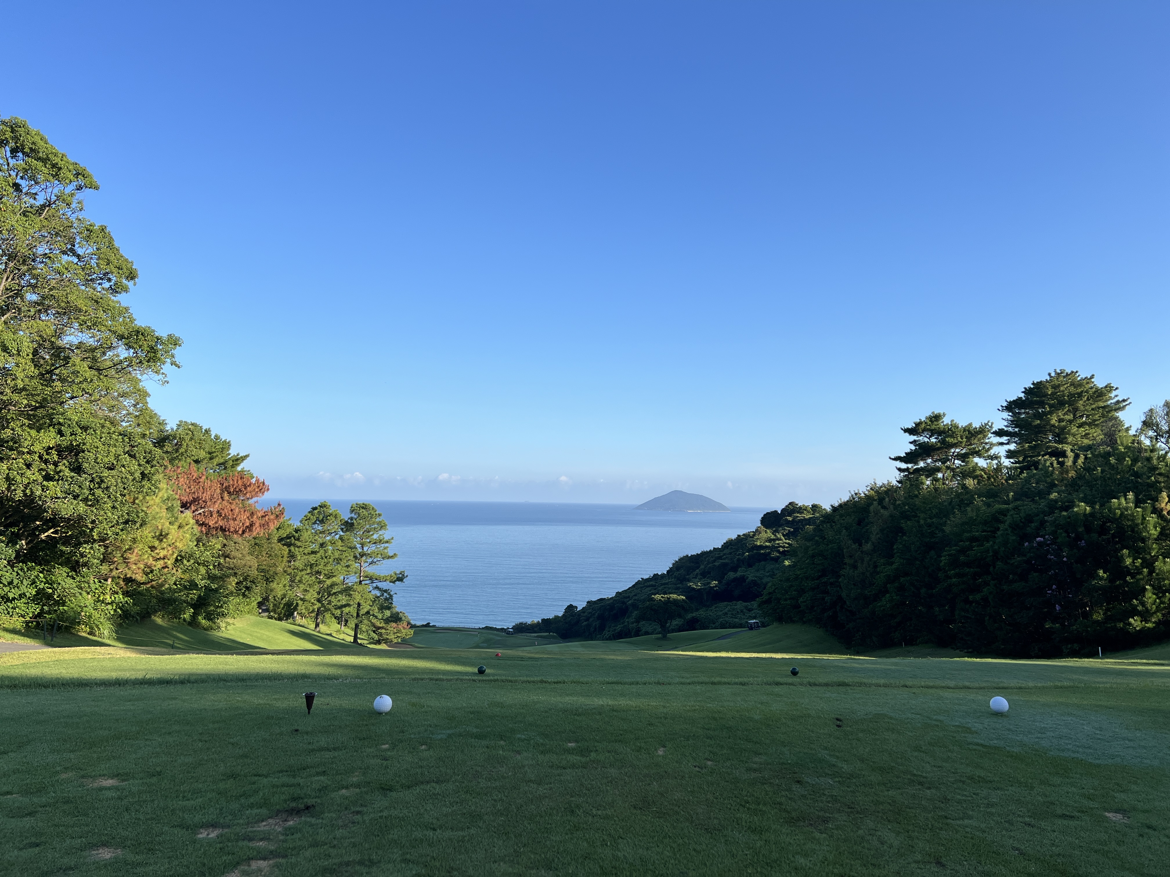 정면에 바다 전경이 보이는 홀