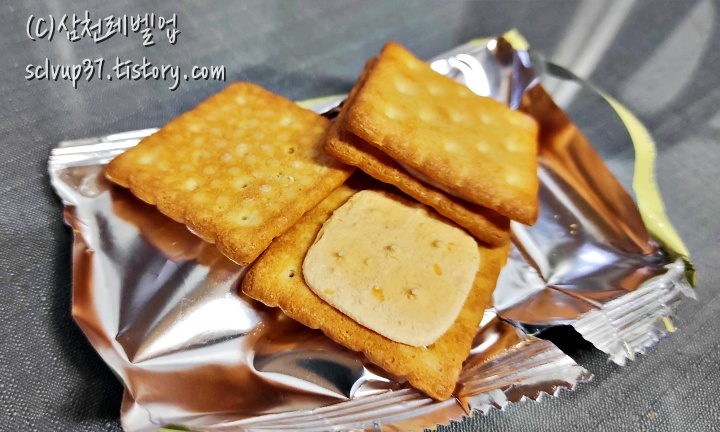 크라운 치즈샌드 개봉 후 과자 치즈크림 모습