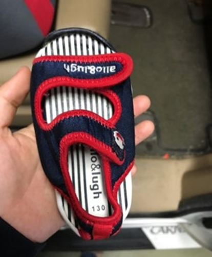 신발을 잃어버리고 한쪽만 남은 신발