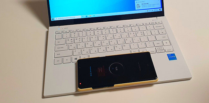 휴대폰 무선 충전을 지원합니다.