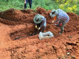이장을-위해-파묘하고-시신을-수습하는-모습