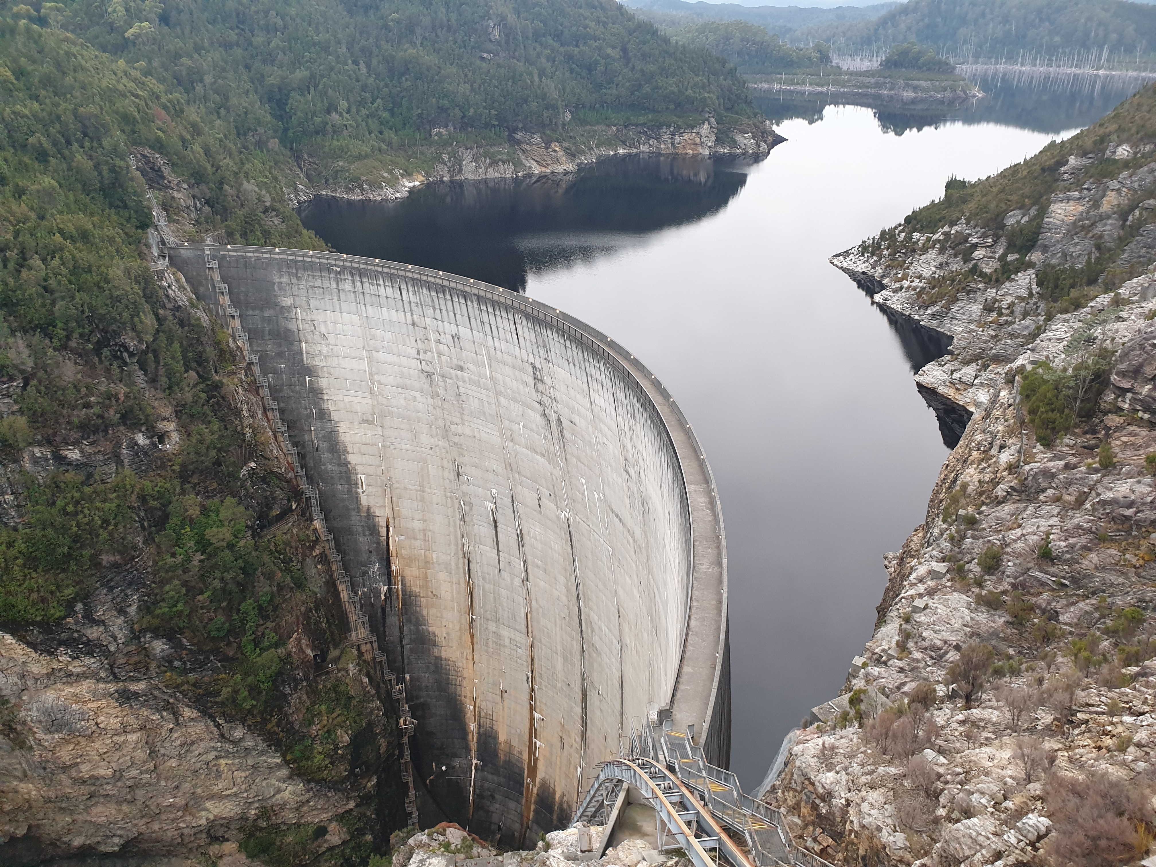 독특한 아치형 디자인 (Double-Curved Arch Dam