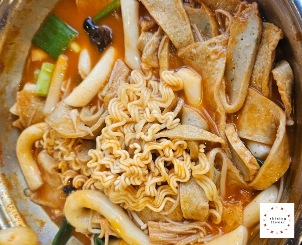 두끼-떡볶이 먹은 후 2차 사리 넣고 조리하는 모습