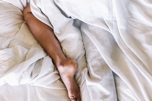 피곤하고 쑤시는 발을 진정시키는 방법