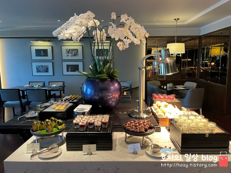 방콕 신돈캠핀스키 이그제큐티브 라운지 애프터눈티 뷔페전경
