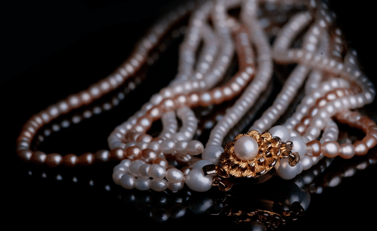 40대 여성들에게 추천하는 레이어드 목걸이 스타일 추천