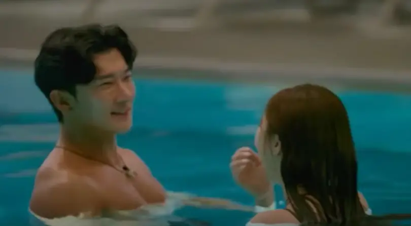 솔로지옥3-
파란 수영장안애서 옷을 벗은 이진석과 긴생머리를 풀고 함께하는 안민영