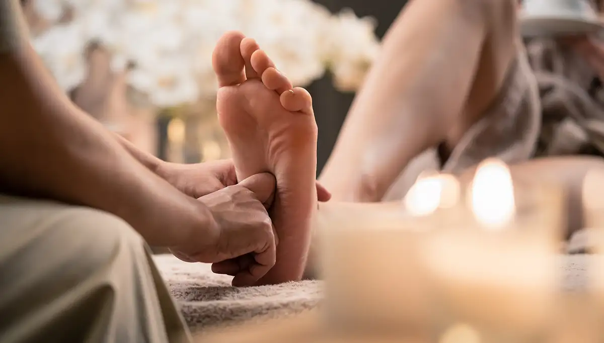 발-맛사지-받는-남자