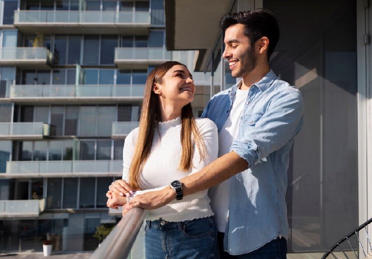 아파트 베란다에서 행복한 부부