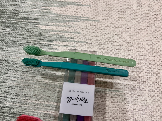 루치펠로와 로로벨 와와 칫솔 비교