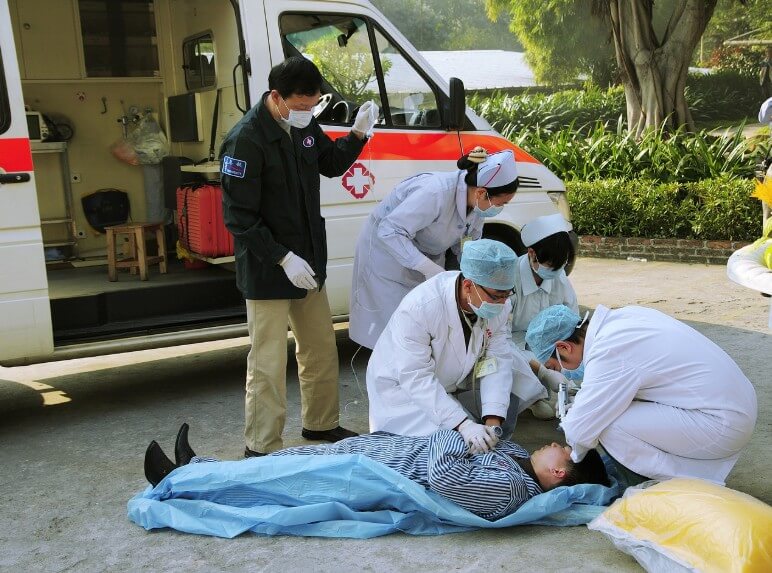 읍급 환자를 체크하는 모습