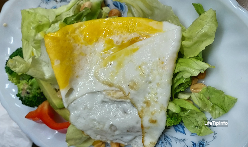 단백질 토핑 올린 샐러드 사진