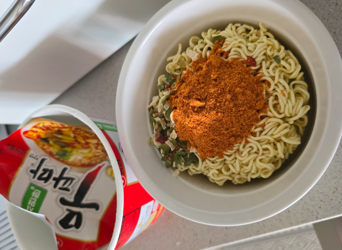 도자기컵라면 용기에 라면 넣은모습