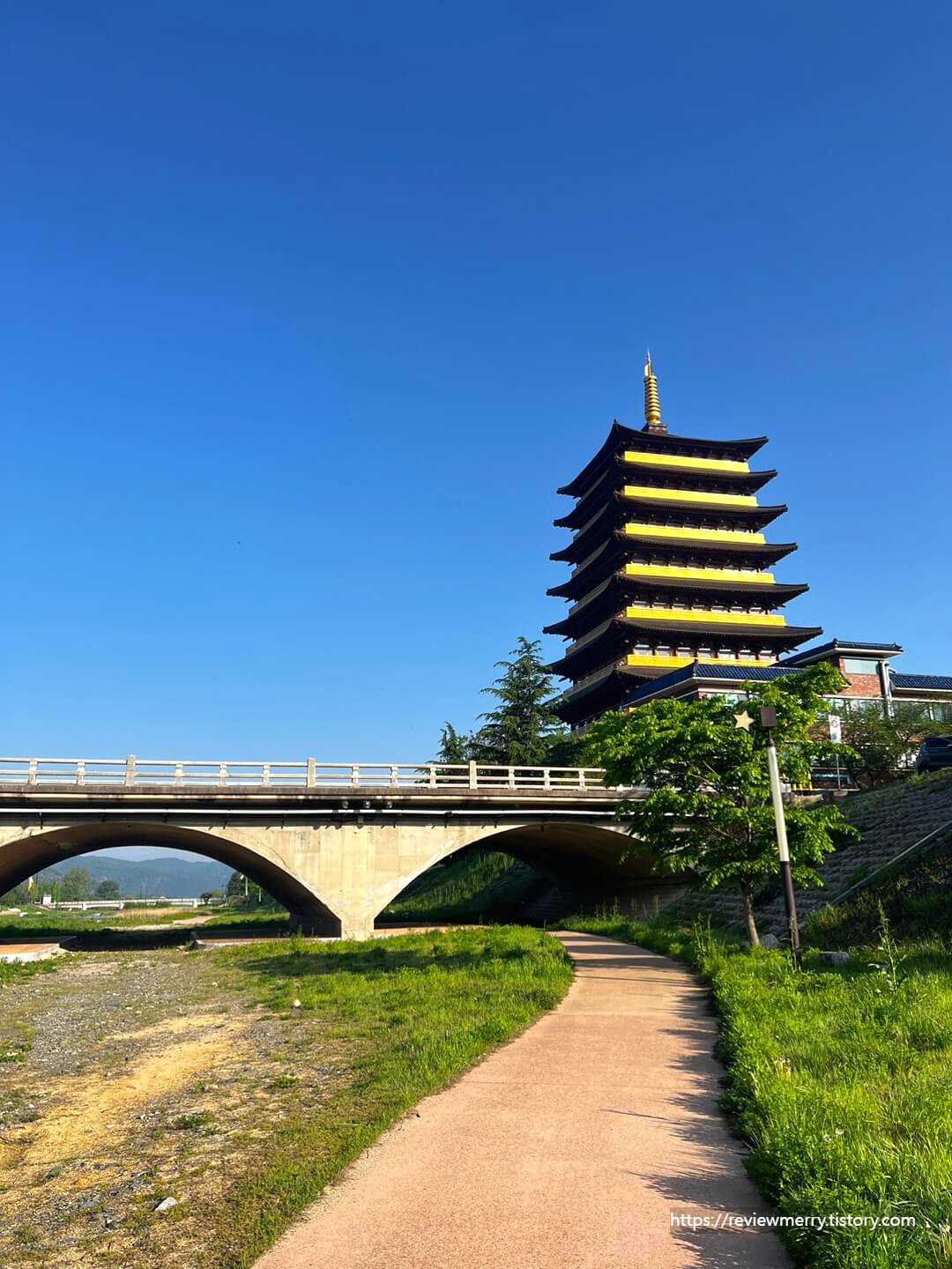 숙소 옆 산책길