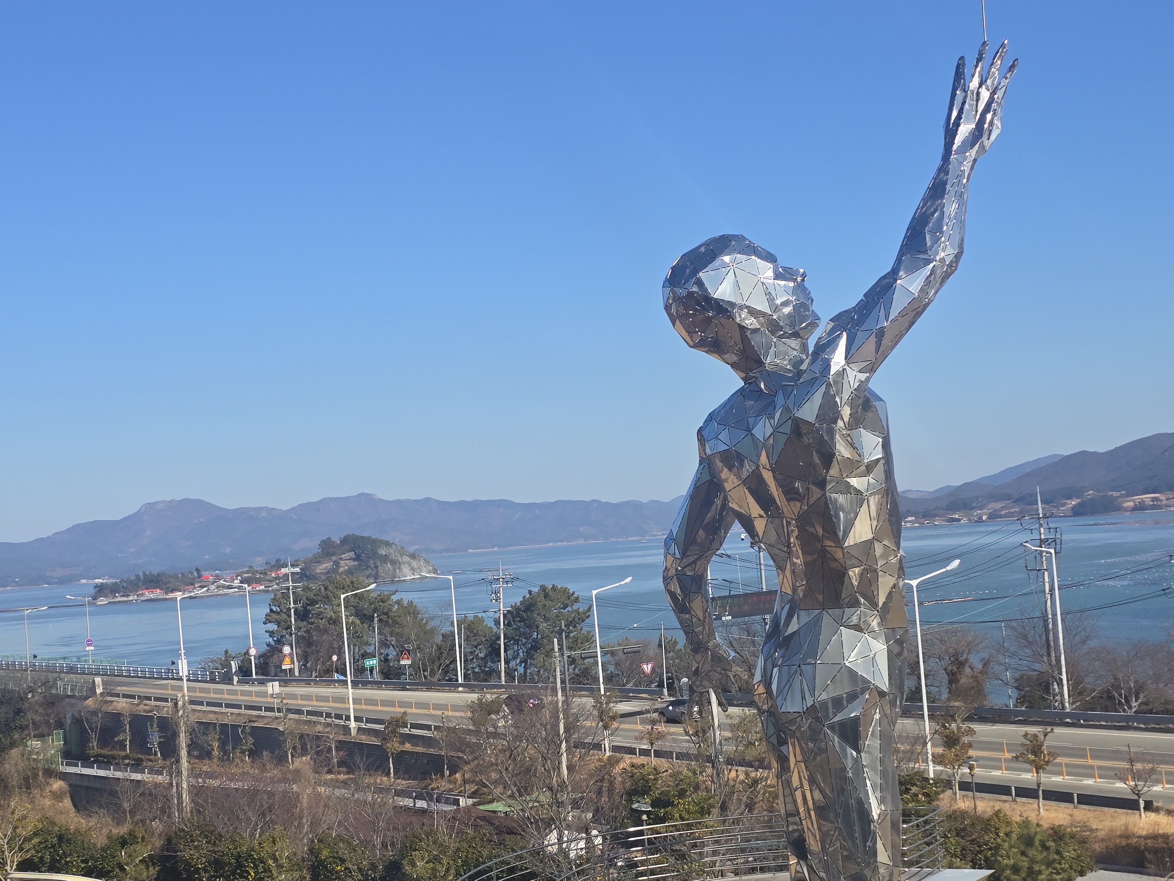 엉클제이 3층에서 찍은 거대한 사람 조형물